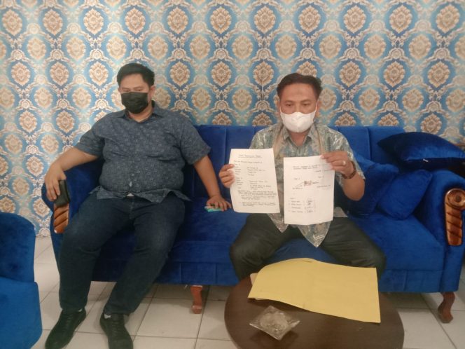 
 caption : Joni Bediyal tokoh masyarakat desa Negeri Ujungkarang yang juga ketua komisi III DPRD Lampura, menunjukan Surat Perdamaian yang ditandatangani pihak-pihak yang berselisih paham