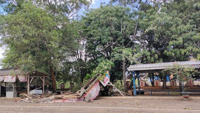 
 Foto Riduan- Caption Tampak salah satu pos jaga tertimpa pohon. Foto dibidik Senin(13/12)
