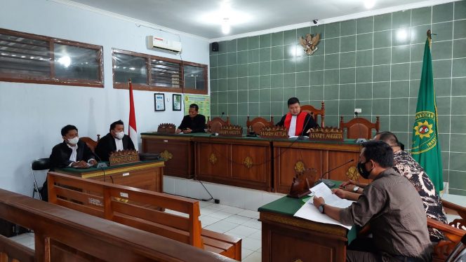 
 caption : Sidang praperadilan dengan  pemohon Kades Gunung Besar, di PN Kotabumi, Jum'at (3/12)
