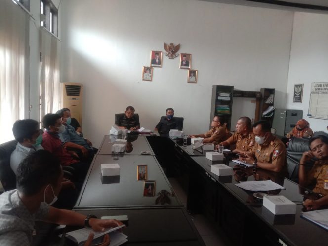 
 caption : Suasana RDP terkait lelang proyek yang dipimpin wakil ketua DPRD Lampura Madri Daud didampingi wakil ketua II Dedi Sumirat, diruang rapat komisi IV DPRD setempat, Senin (6/12)