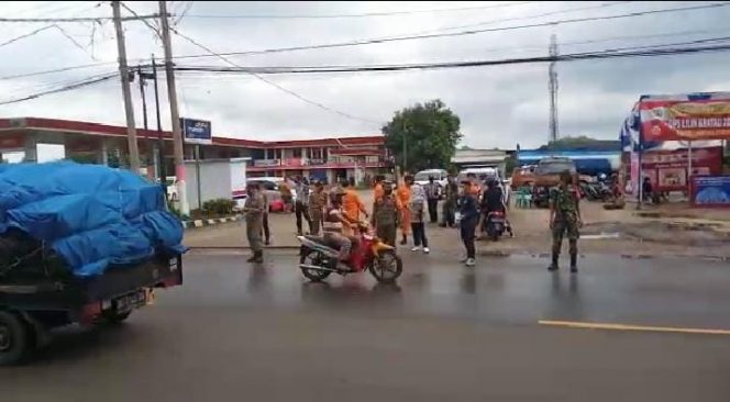 
 caption : Tampak Satgas covid19 melakukan  razia masker di depan SPBU Hi. Usup di Jalan Cukul Subroto, Kelurahan Kelapa Tujuh Kecamatan Kotabumi Selatan, Senin (27/12)  