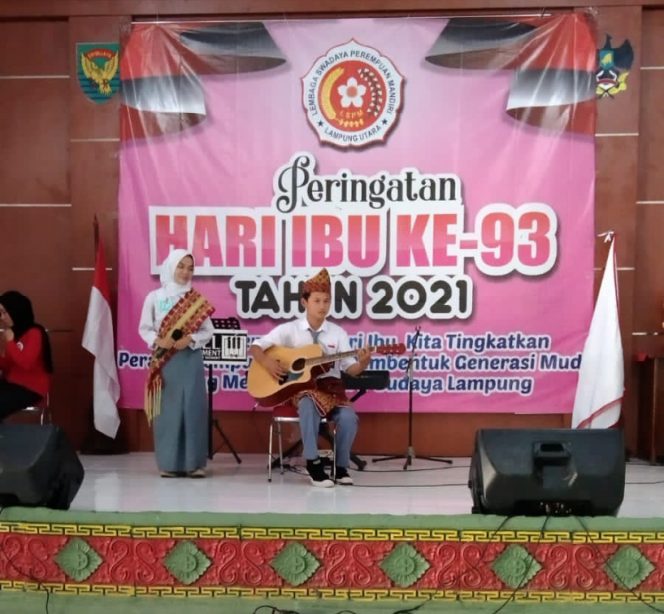 
 caption : Nazwa Syakila dan Ruly Arlianda, murid SMA Negeri 4 Kotabumi, saat menampilkan kolaborasi, Petikan Gitar Klasik Lampung di atas pentas  