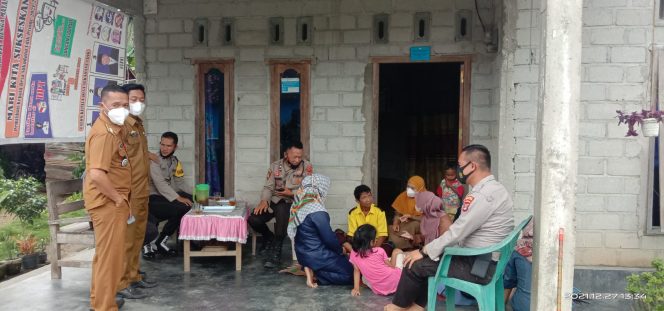 
 caption : Tim Satgas Covid-19 Kecamatan Bunga Mayang, datangi warga yang belum melakukan vaksinasi

