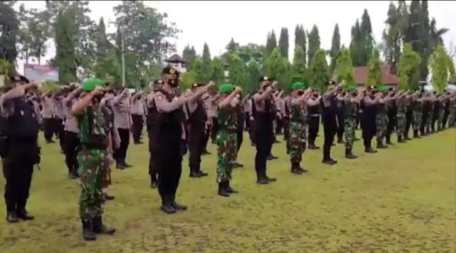 
 caption : Apel gabungan Pengamanan Pilkades Serentak di Mapolres lampura  