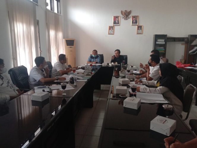 
 caption : Suasana RPD Sengkarut Proses lelang yang dipimpin Madri Daud, wakil ketua DPRD Lampura 
