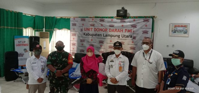 
 caption : Camat Bunga Mayang  Ediyansyah, S.T, M.M didampingi oleh Staf dan perwakilan dari Kodim dan Siti Khumairoh Kabid Administrasi Umum PMI UTD Lampura, foto bareng dalam kegiatan donor darah, Rabu (22/12)
