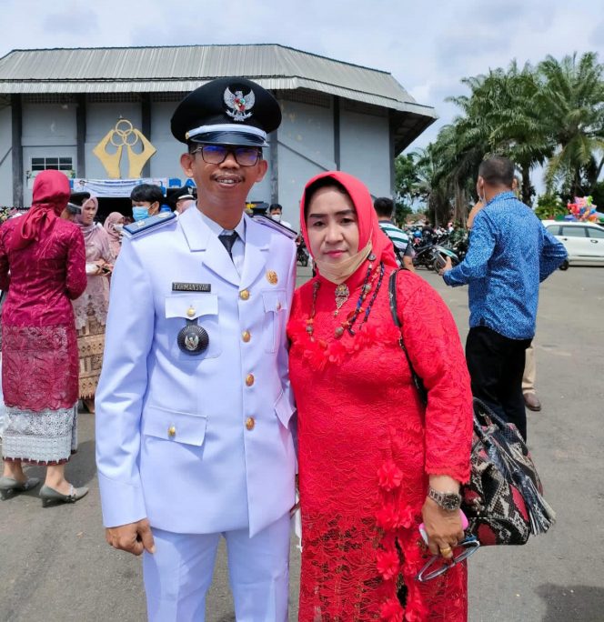 
 caption : Ekhmansyah Kades Surakarta, Kecamatan Abung Timur, bersama istri
