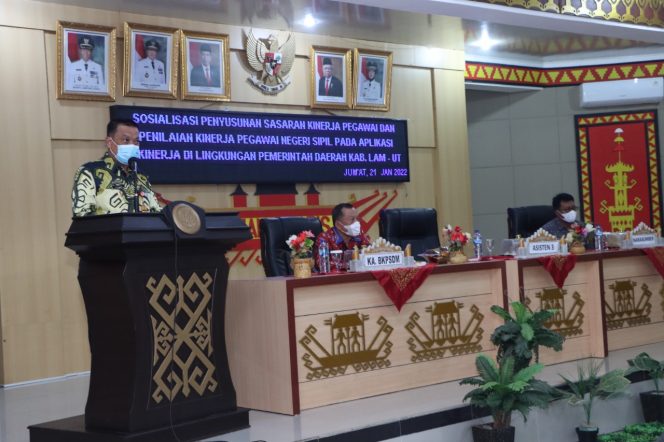 
 caption : Asisten III Pemkab Lampura H. Sofyan saat memberikan arahan pada sosialisasi sasaran kinerja pegawai. 
