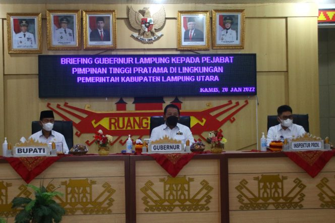 
 caption : Bupati Lampura H. Budi Utomo saat mendampingi Gubernur Lampung H. Arinal Djunaidi pada acara Breafing di Aula Tapis, Kamis (20/1). Foto Diskominfo Lampura  