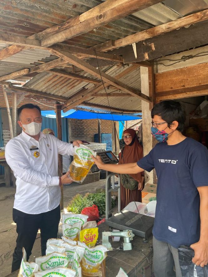 
 Foto IST  Kadisdag Lampura Hendri saat meninjau kios yang mendapat suplai dalam penjualan minyak goreng di Pasar Sentral Kotabumi, Kamis (27/1).
