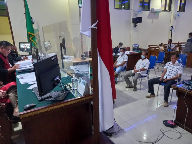 
 caption : Tiga saksi yang hadir dalam perkara gratifikasi di Pemerintah Kabupaten (Pemkab) Lanpung Utara (Lampura) Atas terdakwa Akbar Tandaniria Mangkunegara di Pengadilan Negeri (PN) Tipikor Kelas IA Tanjungkarang, Bandarlampung, Rabu (12/1). Ketiga saksi tersebut Yakni Eka Saputra, Tohir Hasyim dan Feri Efendi. Foto M. Tegar Mujahid  