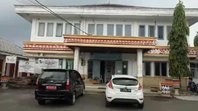 
 caption : Kantor BPKSDM Lampura  