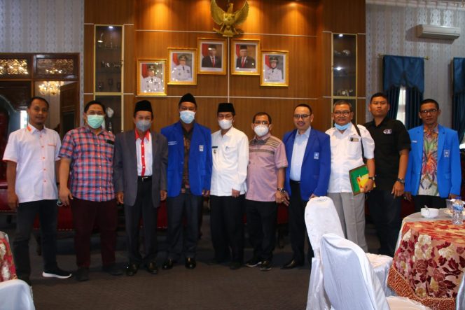 
 caption : Bupati Lampura Budi Utomo, bersama pimpinan partai pengusung (PAN, Gerindra, Nasdem dan PKS) usai membahas dan sepakat Pilwabup harus dilaksanakan, dikediaman dinas bupati Lampura beberapa waktu lalu.