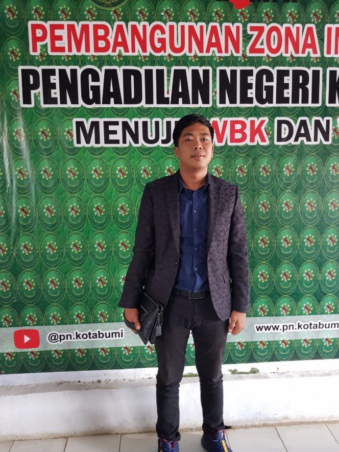 
 caption : 1. William Mamora, Penasehat Hukum kedua tersangka, saat berada di PN Kotabumi