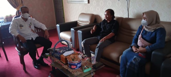 
 caption : Abdurahman, Kepala DPMD Lampura, tampak santai dan bersemangat menerima kru  Radar Kotabumi, diruang kerjanya, Rabu (19/1)