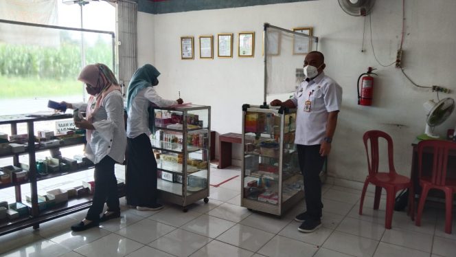 
 caption : 1. Kabid SDK Diskes Lampura Antoni Effendi saat melakukan peninjauan ke salah satu Klinik/Apotik yang mendapat penilaian BPK. Foto IST