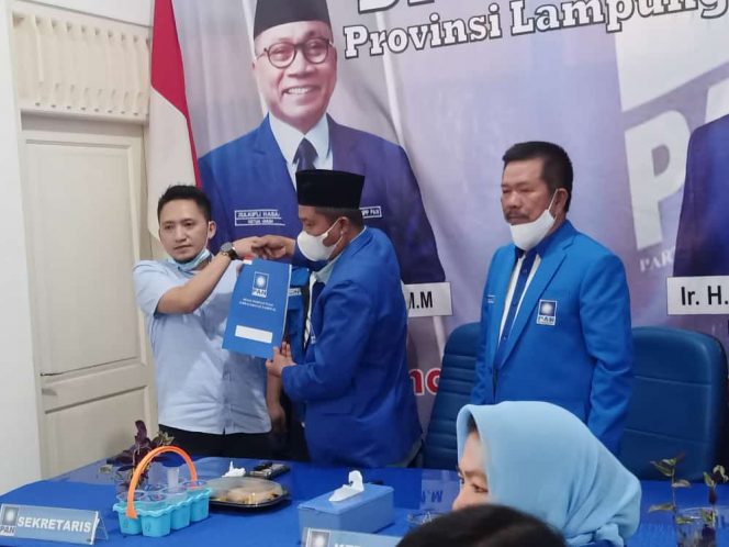 
 caption : Penyerahan rekomendasi DPP PAN oleh ketua  DPD PAN Lampura, Hamidi (tengah) didampingi ketua DPW PAN Lampung, Irham Jafar Lan Putra (kanan)  kepada Ardian Saputra (kiri)