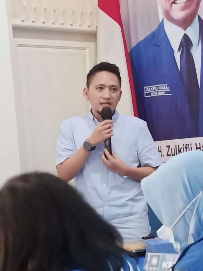 
 caption : Ardian Saputra memberikan sambutan usai menerima rekomendasi DPP PAN yang disampaikan oleh ketua DPD PAN Lampura Hamidi, didampingi ketua DPD PAn Lampung Irham Jafar Lan Putra