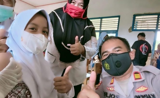 
 Kapolsek Abung Barat Hibur Peserta Vaksinasi Anak