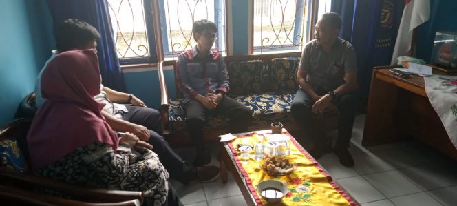
 caption : Ketua Prodi Ilkom Umko, Lovia Evanne dan jajaran berbincang bersama ketua  PWI Lampura, M.Rozi Ardiansyah dan pengurus PWI Lampura  lainnya, di Sekretariat PWI Lampura, Rabu (12/1)
