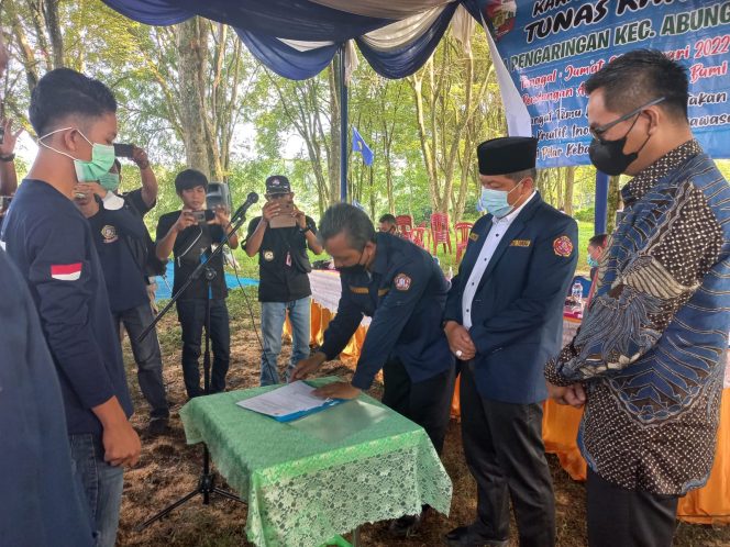 
 Caption : Kades Pengaringan Kecamatan Abung Barat, Sarkasi, saat menandatangani SK Pengukuhan Kepengurusan Karang Taruna Tunas Karya, disaksikan Ketua Karang Taruna Lampura Hi.M. Erwinsyah dan Camat Abung Barat Gunaido Uthama. Foto Riduan
