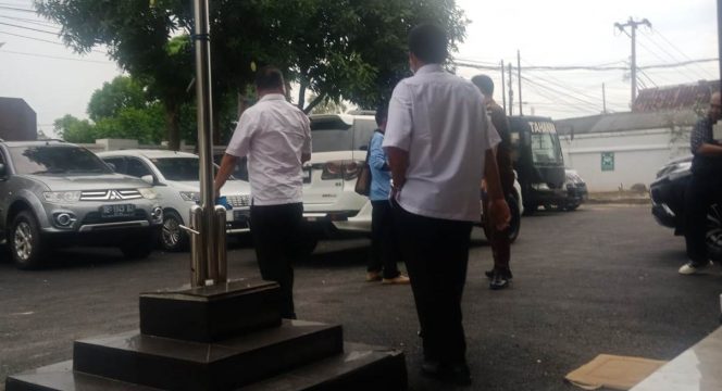 
 Caption : Tampak para pelaku program PISEW Kecamatan Kotabumi Utara 2020-2021, seusai menjalani pemeriksaan di Kejari Lampung Utara, Rabu(13/1). Foto IST 
