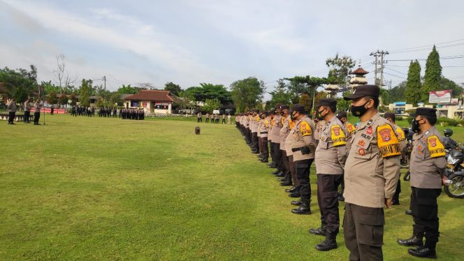 
 caption : Apel ke siapsiagaan anggota Bhabinkamtibmas Polsek jajaran, yang dipimpin Waka Polres Lampura Kompol Dwi Santosa, di halaman Mapolres setempat, Rabu (26/1).  