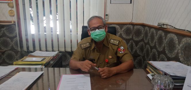 
 caption : Sekretaris Diskes Lampura Hendri US.
