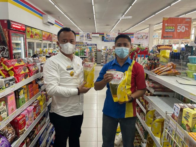 
 caption : Kadisdag Lampura Hendri saat melakukan pemantauan minyak Goreng kemasan di salah satu Ritel, dan harganya sudah Rp 14 Ribu per liter. Foto didibik, Rabu (19/1). Foto RIA  