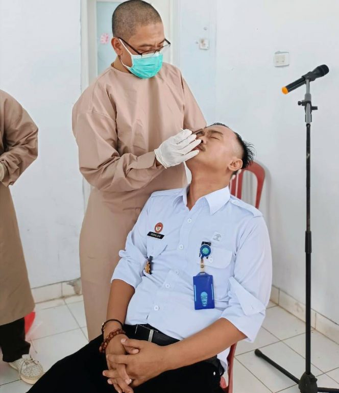 
 caption : Kepala Rumah Tahanan Negara Kelas IIB Kotabumi Mukhlisin Fardi saat melakukan tes SWAB antigen dan Vaksin Tahap 3 di aula Rutan Kelas IIB Kotabumi. (Foto dok. Rutan kelas llB Kotabumi)
