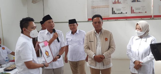 
 caption :  Ketua Fraksi Partai Gerindra DPRD Lampung Rahmat Mirzani Djausal, didampingi Sekretaris DPD Gerindra Lampung Pattimura Danial saat menyerahkan SK Balon Wabup Lampura kepada Ardian Syaputra.  Foto Agung Budiarto
