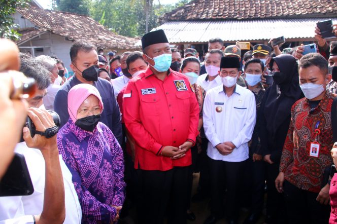 
 Foto Riduan
Caption : Mensos RI Tri Rismaharini didampingi anggota DPR RI, I Komang Koheri dan Bupati Lampura Hi. Budi Utomo, saat berkunjung ke Praduanwaras Kecamatan Abung Timur, Kamis(3/2).
