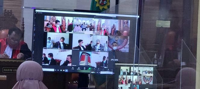 
 caption : Sidang perkara fee proyek di Dinas PUPR Lampura atas terdakwa Akbar Tandaniria Mangkunegara digelar secara online di PN Tipikor Kelas IA Tanjungkarang. FOTO ANGGRI SASTRIADI