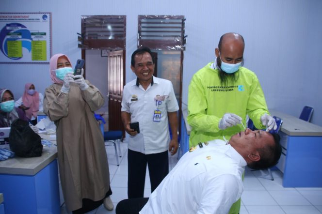 
 caption : Kadiskominfo Lampura Doni F. Fahmi saat menjalankan Swab Antigen, Rabu (16/2). Foto Diskominfo Lampura

