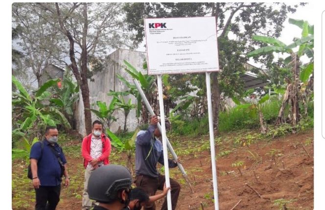 
 FOTO KPK FOR RNN
Caption : Empat bidang tanah milik terdakwa Akbar Tandaniria Mangkunegara yang disita oleh KPK. Tanah ini berada di lokasi Kelurahan Kemiling Permai, Kecamatan Kemiling, Bandarlampung. 
