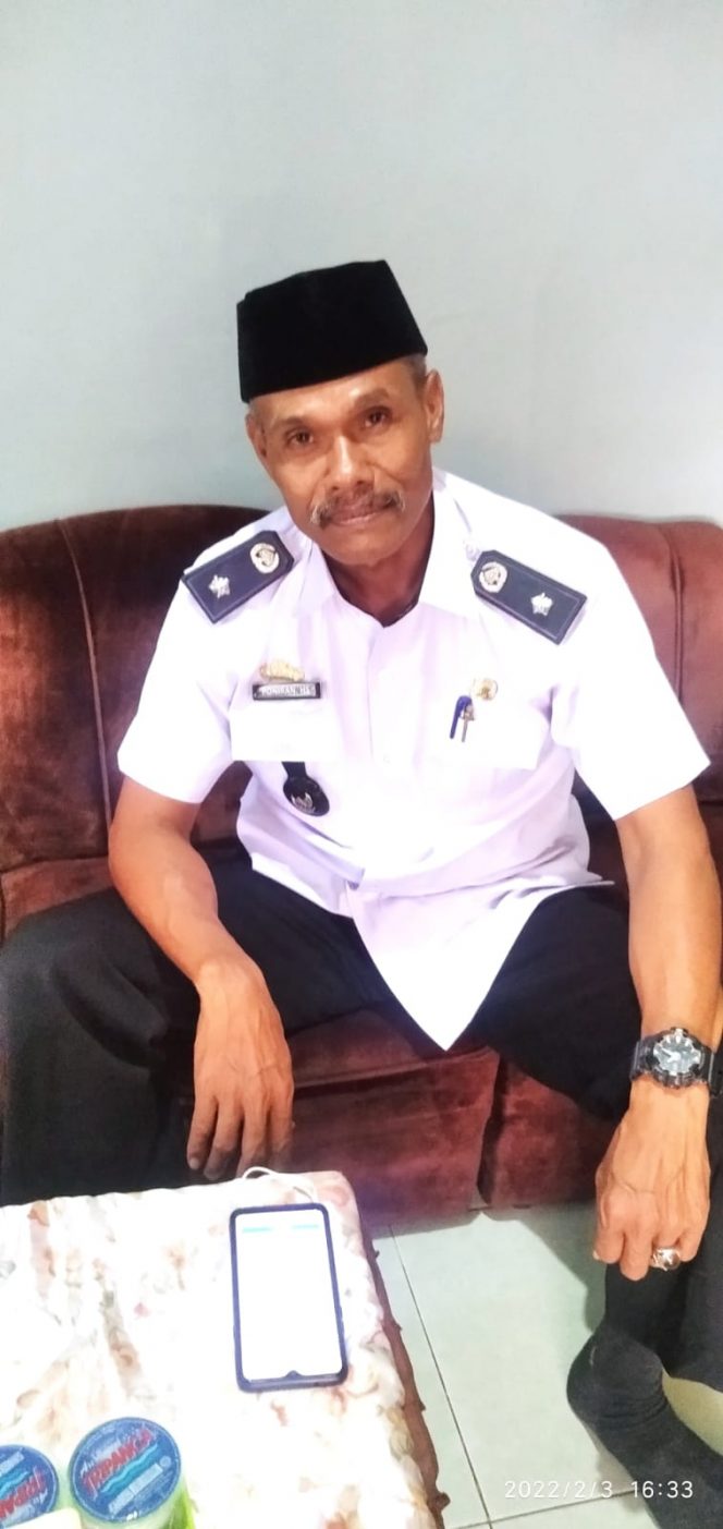 
 caption : Poniran HS, Kades Subik