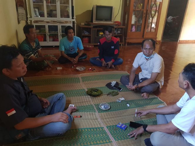 
 Caption : Radar Kotabumi, saat mendatangi kediaman aparatur desa Sindangmarga, terkait pemberhentian sepihak oleh Kades Zaili.