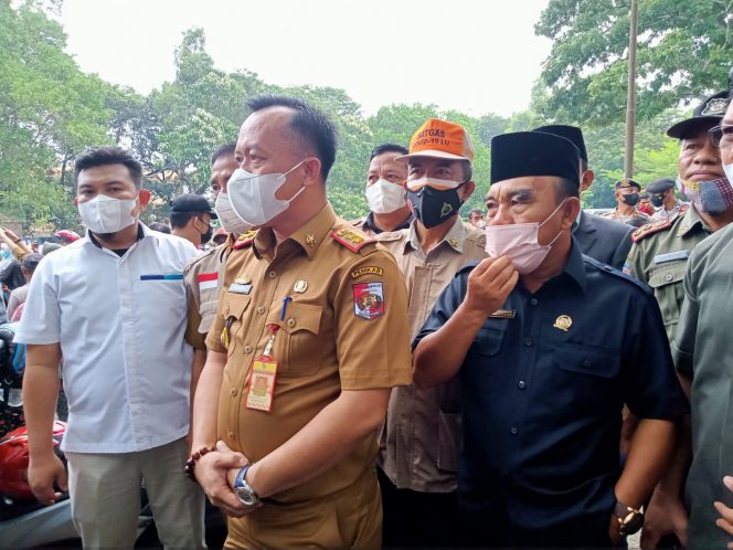 
 caption : Kadisdag Lampura, Hendri, saat memberikan penjelasan terkait adanya tudingan Disdag menimbun mniyak goreng
