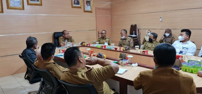 
 Caption : Sekda Lampura Drs. Hi. Lekok, saat memimpin rapat Tim Pengendali Inflasi Daerah(TPID), Senin(14/2). Foto IST