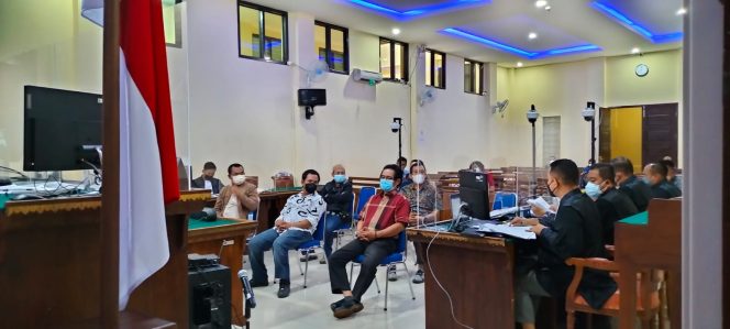 
 caption : Sepuluh orang saksi dihadirkan dalam persidangan lanjutan terdakwa Akbar Tandaniria Mangkunegara. Selaku terdakwa korupsi di Dinas PUPR Lampura, Rabu (2/2). Foto Anggri Sastriadi