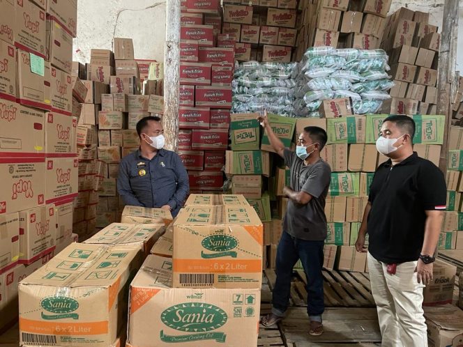 
 caption : Kadisdag Lampura Hendri didampingi Kanit Tipiter Polres Lampura saat mengecek ketersediaan minyak goreng di Distributor. Foto IST