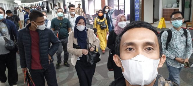 
 caption : Ketua PWI Lampung, H. Wirahadikusumah, S.P memimpin rombongan PWI Lampung menuju Kendari Sulawesi Tenggara menggunakan pesawat lion air. Minggu (06/02) pagi lalu.Foto ： Istimewa 