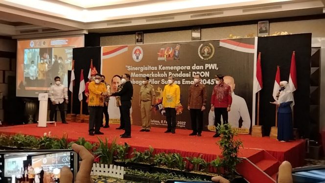 
 Foto IST
Caption : Penyerahan inisiator olahraga oleh Menpora Zainudin Amali, kepada 5 Gubernur se Indonesia. 
Attachments area
