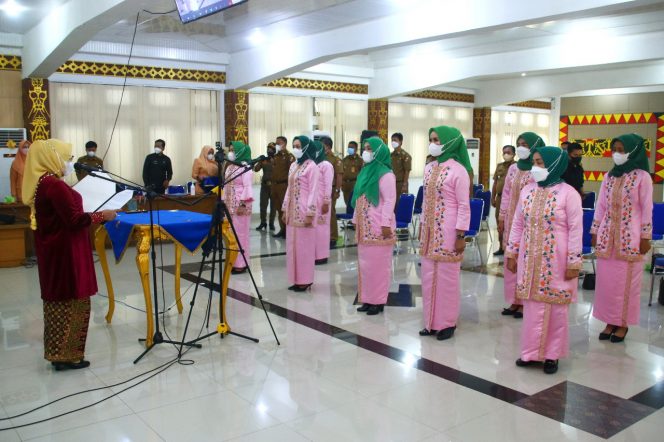 
 Nur Endah Lantik Perempuan Hebat Dari 11 Kecamatan