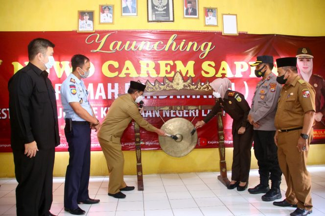
 Foto IST 
Caption : Bupati Lampura H. Budi Utomo bersama Kajari Lampura Atik Rusmiaty Ambarsari bersama memukul gong tanda Pencanangan Desa Restorative Justice di Lampura, Selasa(22/2).