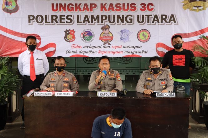 
 caption : Kapolres Lampura AKBP Kurniawan Ismail saat menggelar konferensi pers  di koridor utama Mapolres Lampura, Senin (31/1) lalu.