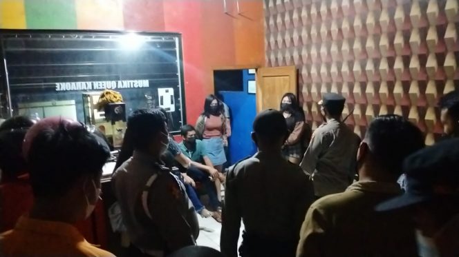 
 caption : Tempat hiburan juga tak luput dari KRYD Polres Lampura, seperti karaoke Mustika Queen di Kebon Empat Kotabumi. 
