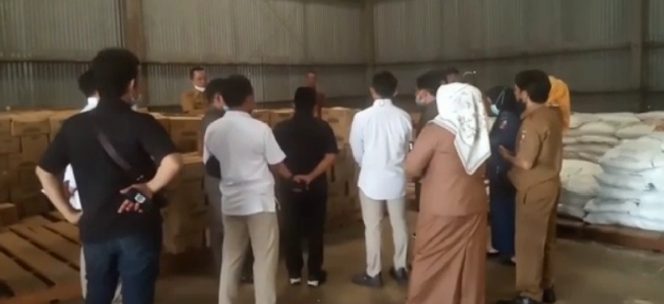 
 Foto RNN
Caption : Anggota DPRD Lampura saat menggelar sidak ketersediaan minyak goreng, di sejumlah gudang yang ada di Kabupaten Setempat.
 