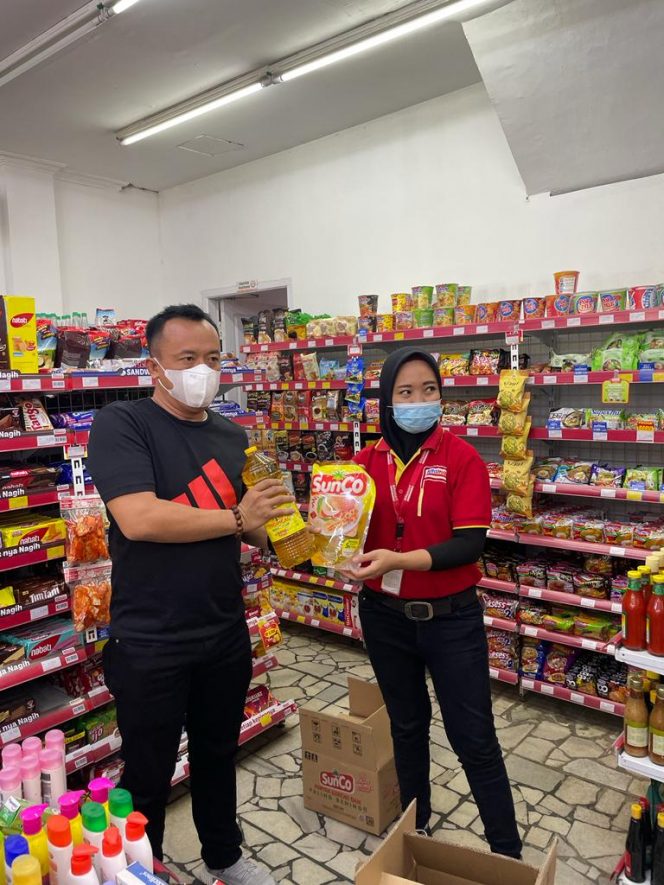 
 caption : Kadisdag Lampura Hendri saat meninjau kembali penjualan minyak goreng PDA Ritel Modern. Foto IST