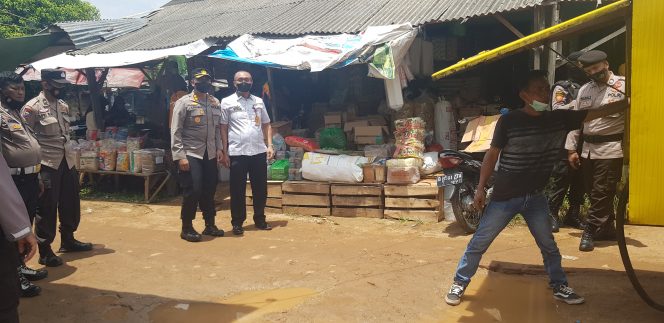 
 Foto Riduan/Radar Kotabumi  Caption Cek peralatan : Kapolres Lampura AKBP Kurniawan Ismail didampingi Kabag Perekonomian dan SDA Setkab Lampura, Anom Sauni, saat mengecek kesiapan mobil tangki bermuatan minyak goreng curah, di Pasar Simpang Propau, Kecamatan Abung Selatan, Kamis(24/2).
